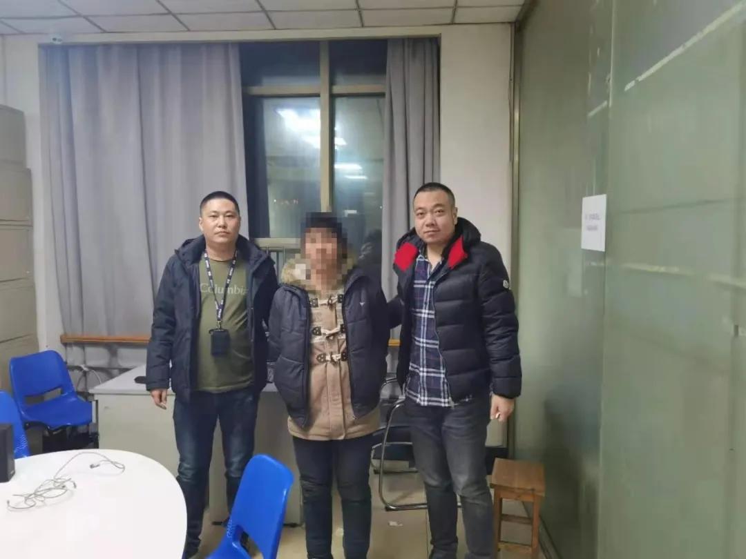 手机没电？偷辆汽车把电瓶拆下来充就行咯