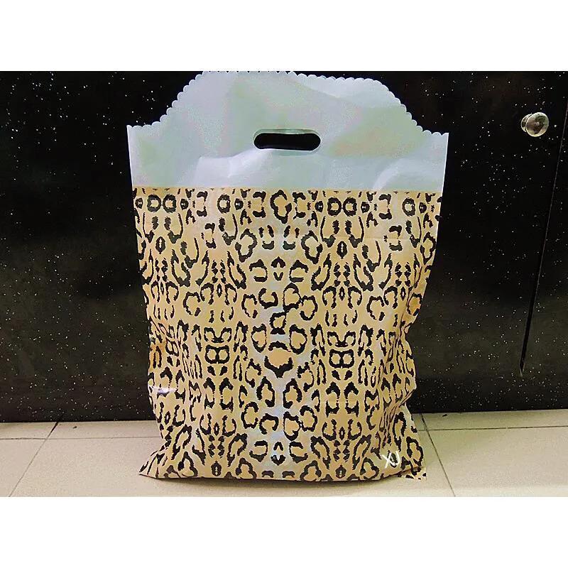 收到亲戚送的衣服该怎么感谢,收到亲戚给孩子的礼物