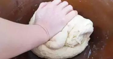 油条膨松剂炸油条能放鸡蛋吗,炸油条为了蓬松酥脆要加什么