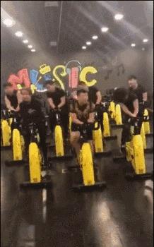 来左边跟我一起画个龙舞蹈慢动作,来左边和我一起画个龙的舞蹈教学