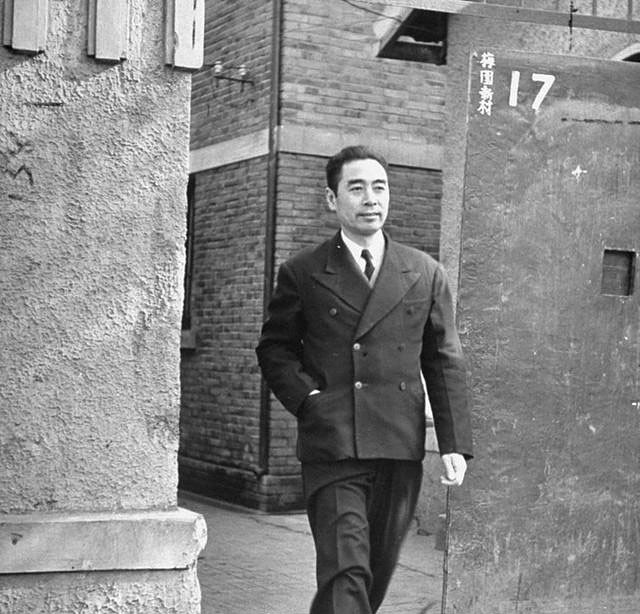 记者故意刁难周总理：为何要用美产钢笔？他的回答让记者羞愧