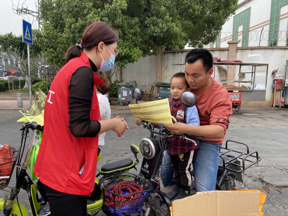 桂城凤鸣职工家流动服务将关怀送进企业