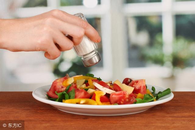 年轻人头顶脱发是什么原因造成的,年轻人脱发掉发怎么用中草药调理