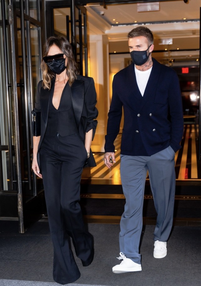 维多利亚贝克汉姆夫妻合体,贝嫂穿纯黑西装气场全开,小贝像跟班