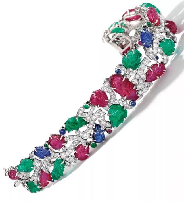 零基础入行，连手稿都一丝不苟，她是成就卡地亚传奇的天才设计师