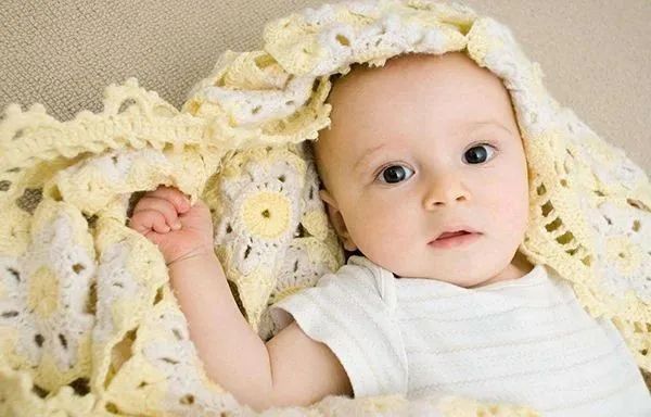 婴儿呛奶严重拍背正确方法视频,竖抱宝宝呛奶的正确处理方法视频