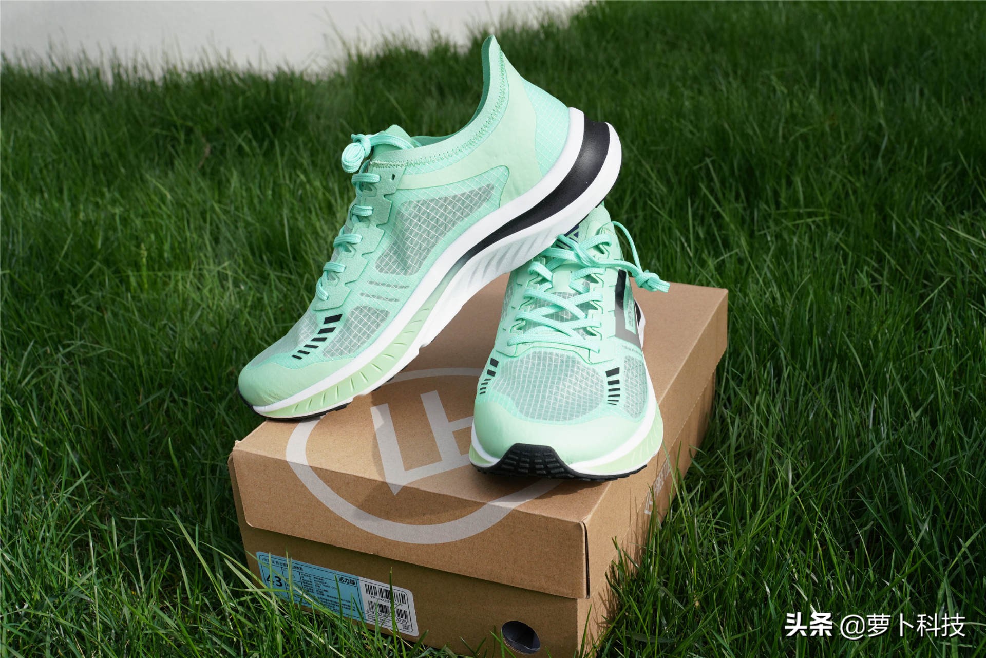 米家freetie轻云缓震竞速跑鞋,freetie轻云跑步鞋和云弹跑步鞋