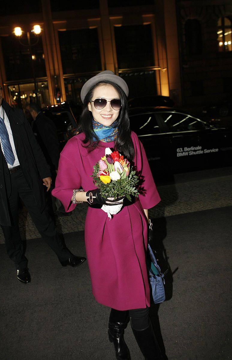 章子怡穿搭随意却很时髦,章子怡穿出大气范