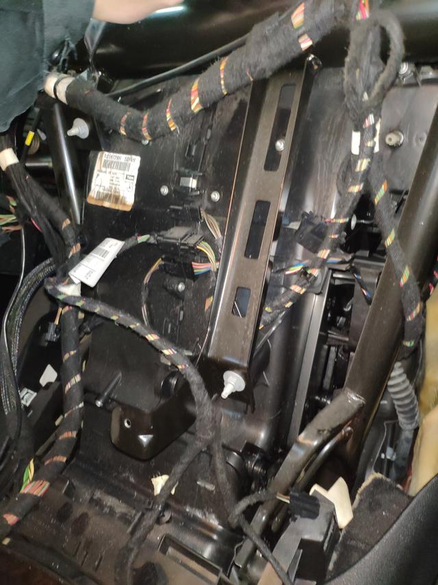 奔驰r350发动机后部漏水维修案例,奔驰r350最外侧水箱怎么拆解