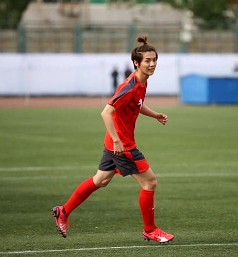 鹿晗跟球星一起踢球,鹿晗邓超踢球微博互动