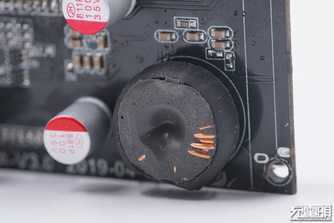 巨能移动电源拆解,绿巨能移动电源评测