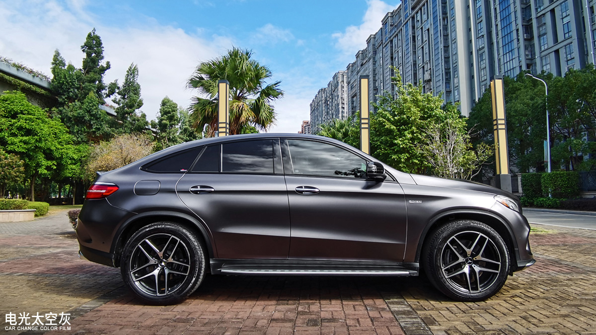 佛山奔驰gle43黑武士贴膜改色,奔驰gle320改色膜保时捷灰色