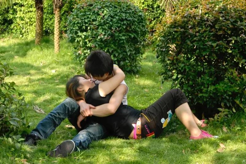 他用20年,拍下了流水线上的一代“打工人”