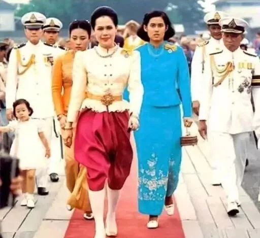 泰国王后诗丽吉年轻时候纪录片,泰国诗丽吉王后的珠宝