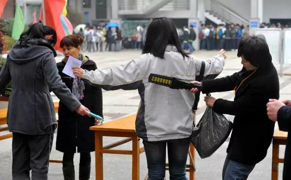 女孩被老师怀疑考试作弊,女孩被怀疑考试作弊