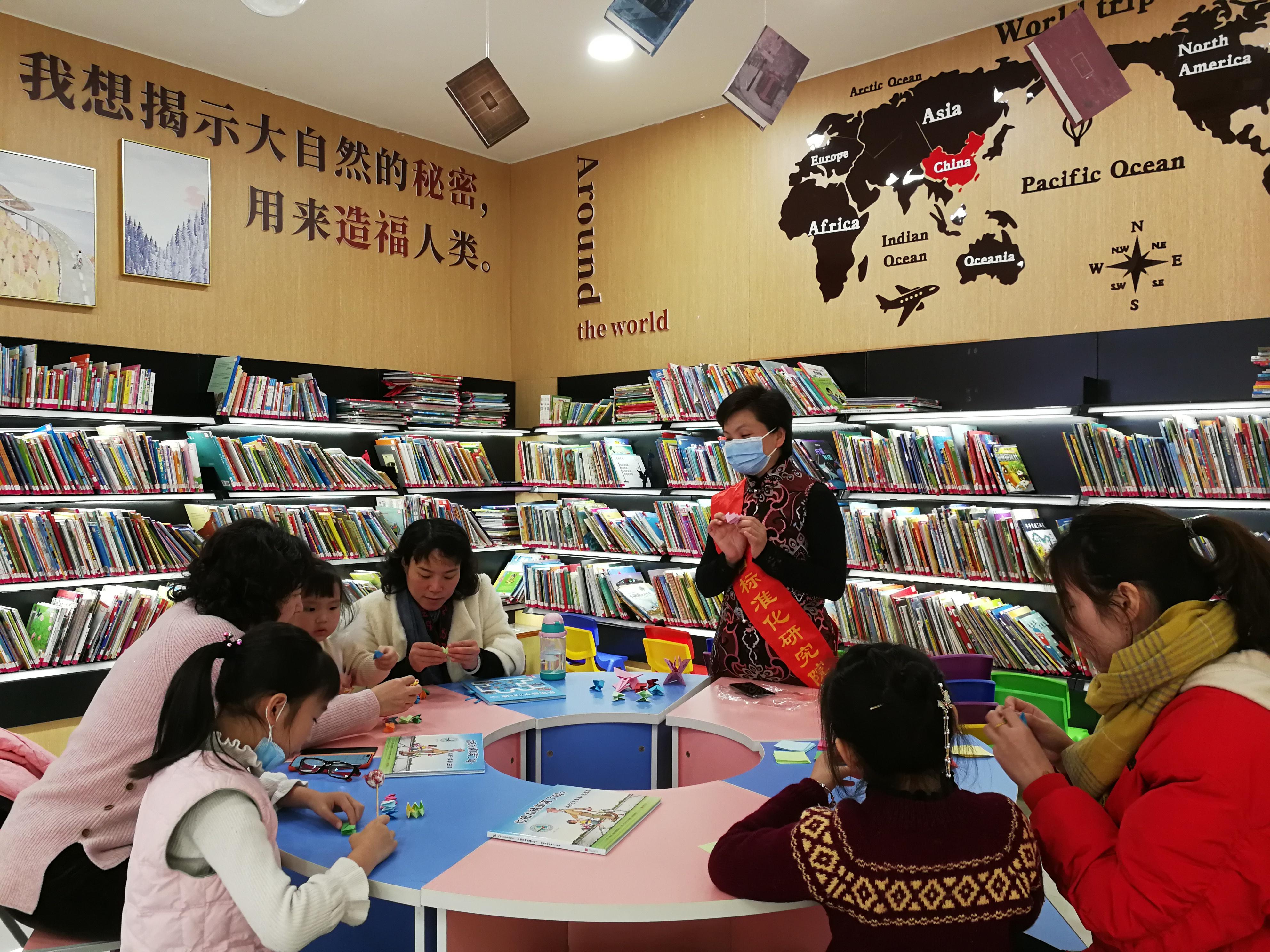 心连心传递爱--《爱心连环彩虹桥》亲子纸艺DIY公益活动举办