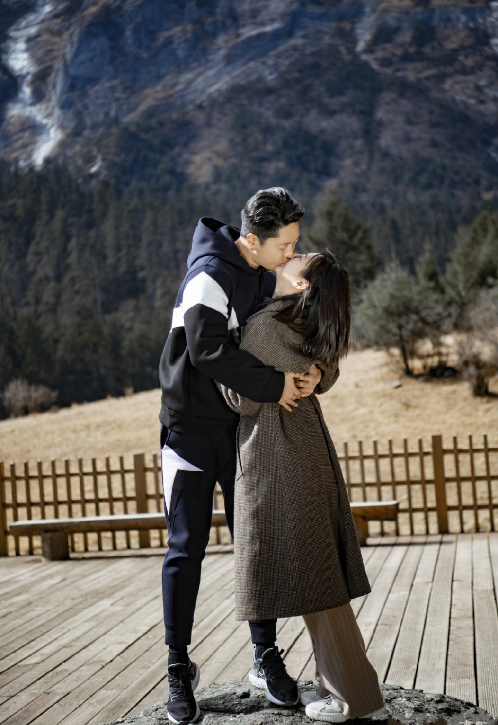 凌潇肃和唐一菲的吻戏,凌潇肃和唐一菲亲吻视频