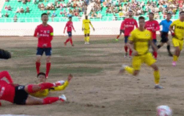 中甲严重犯规,中甲足球恶意犯规