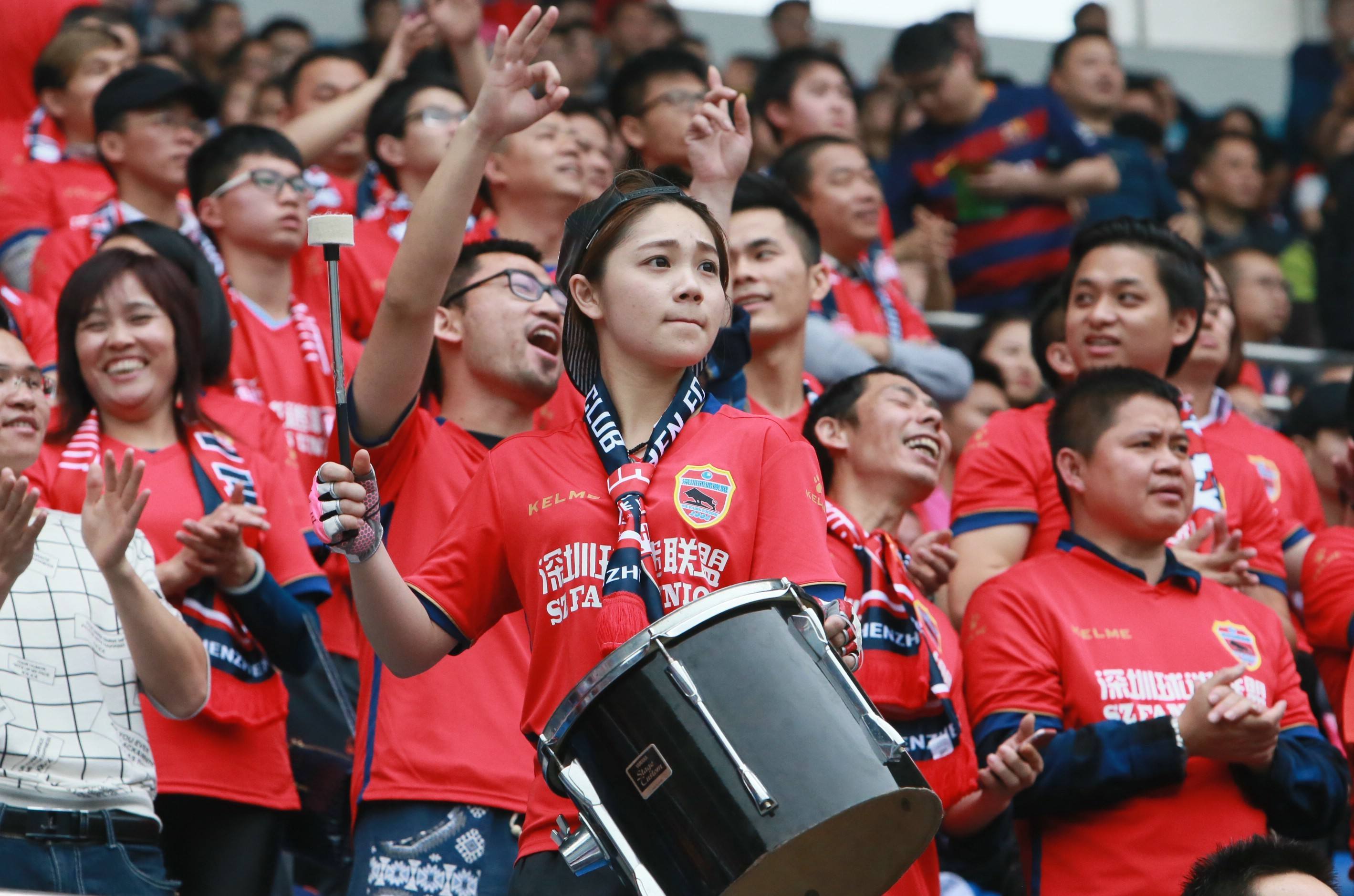开赛在即球迷为球队加油助威,让更多的球迷走进现场为球队加油