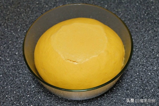 手把手教你做玫瑰花馒头，南瓜泥揉面，色泽金黄口感香软，好吃