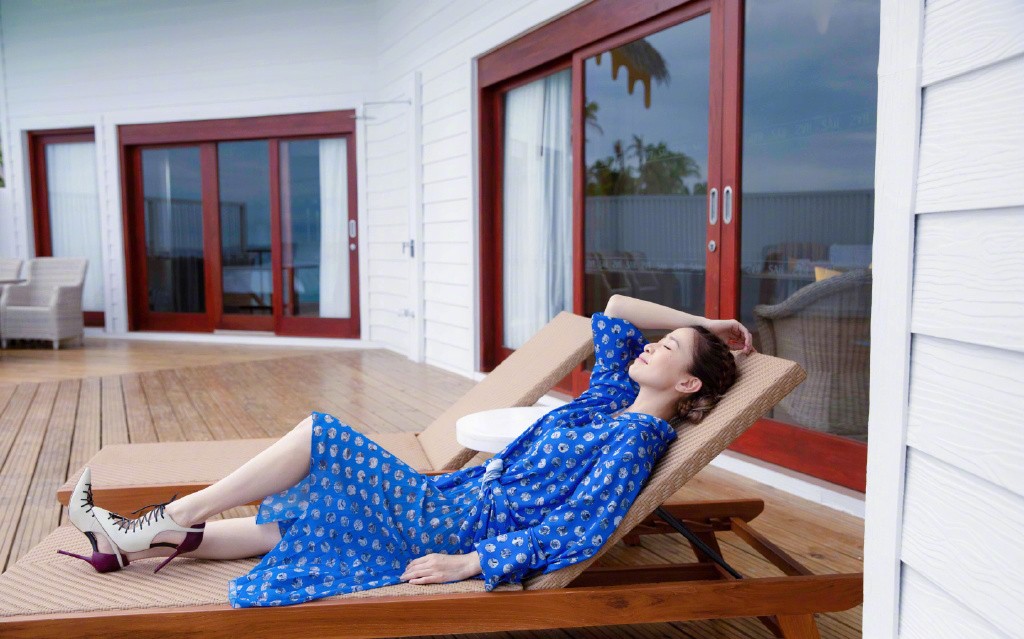 佘诗曼穿黑色裙的写真,麻花辫碎花裙造型的佘诗曼