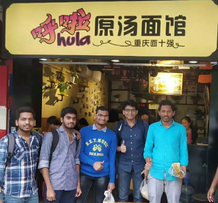 一个给重庆小面动手术的网红帅哥：我有一包治愈夫妻店痛点的药