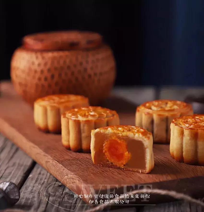 中秋未到，月饼先到，蒙自月饼大量上市，有698、36、24元不等...