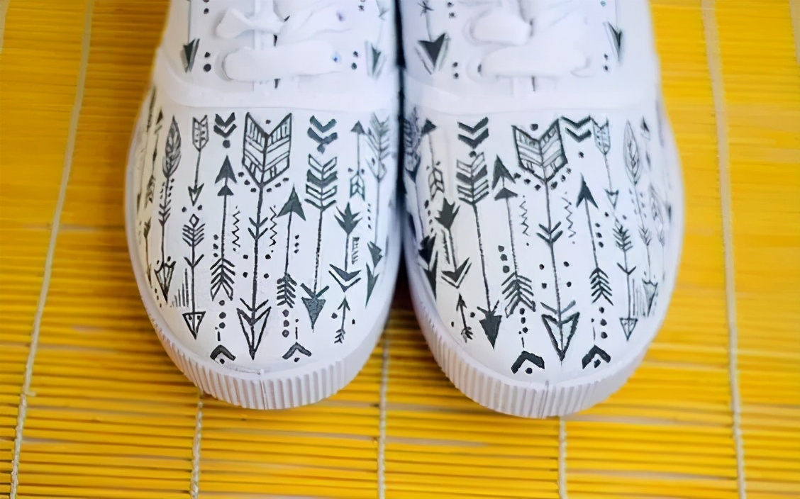 穿腻了小白鞋可以这样来改造,教你把小白鞋变潮流