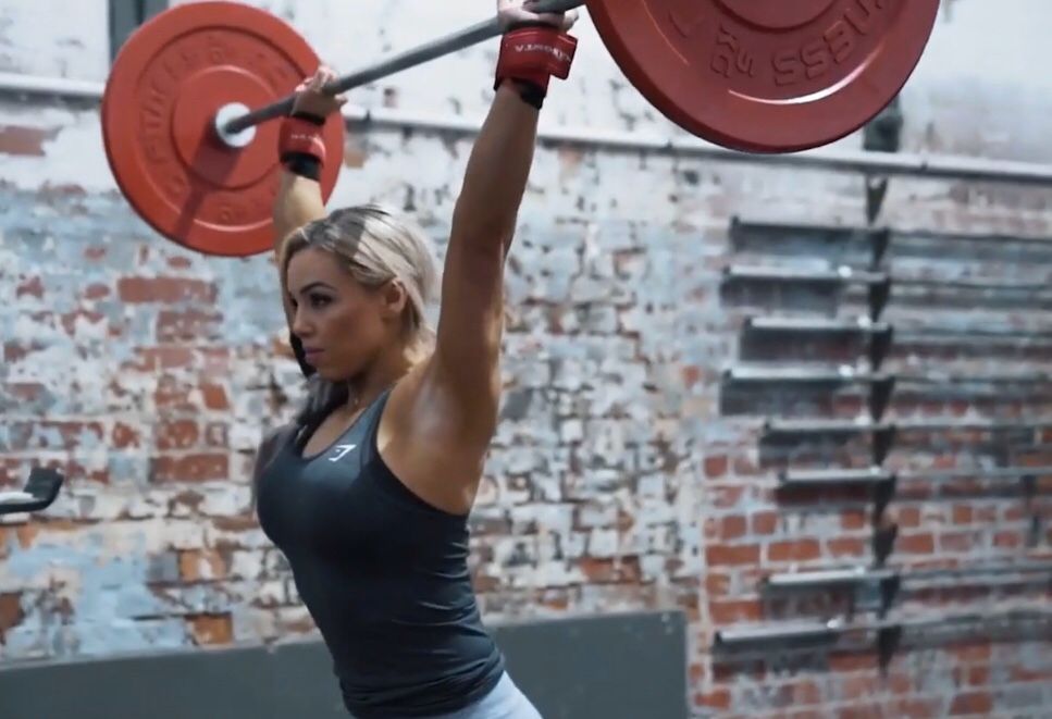 同样是杠铃推举，站姿比坐姿强在哪里？这几个要点让动作安全高效