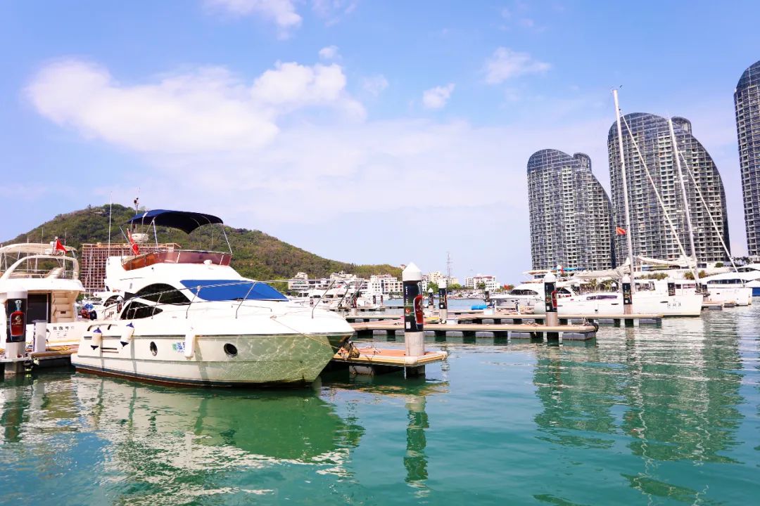 三亚豪华游艇出海一日游靠谱吗 (三亚游艇出海小攻略只要人均200元)