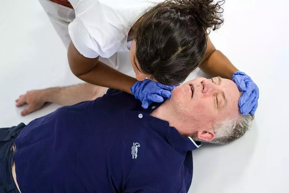 牙关紧闭的正确抢救方式,突然牙关紧咬无法呼吸浑身发抖