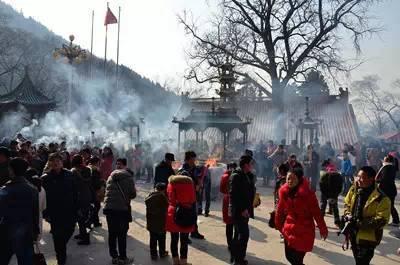 夫妻两人去寺庙后婚姻出现问题,妻子从寺庙回来和老公离婚