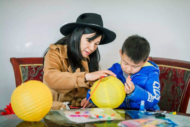 小女孩手编凉席视频,儿童手工竹凉席