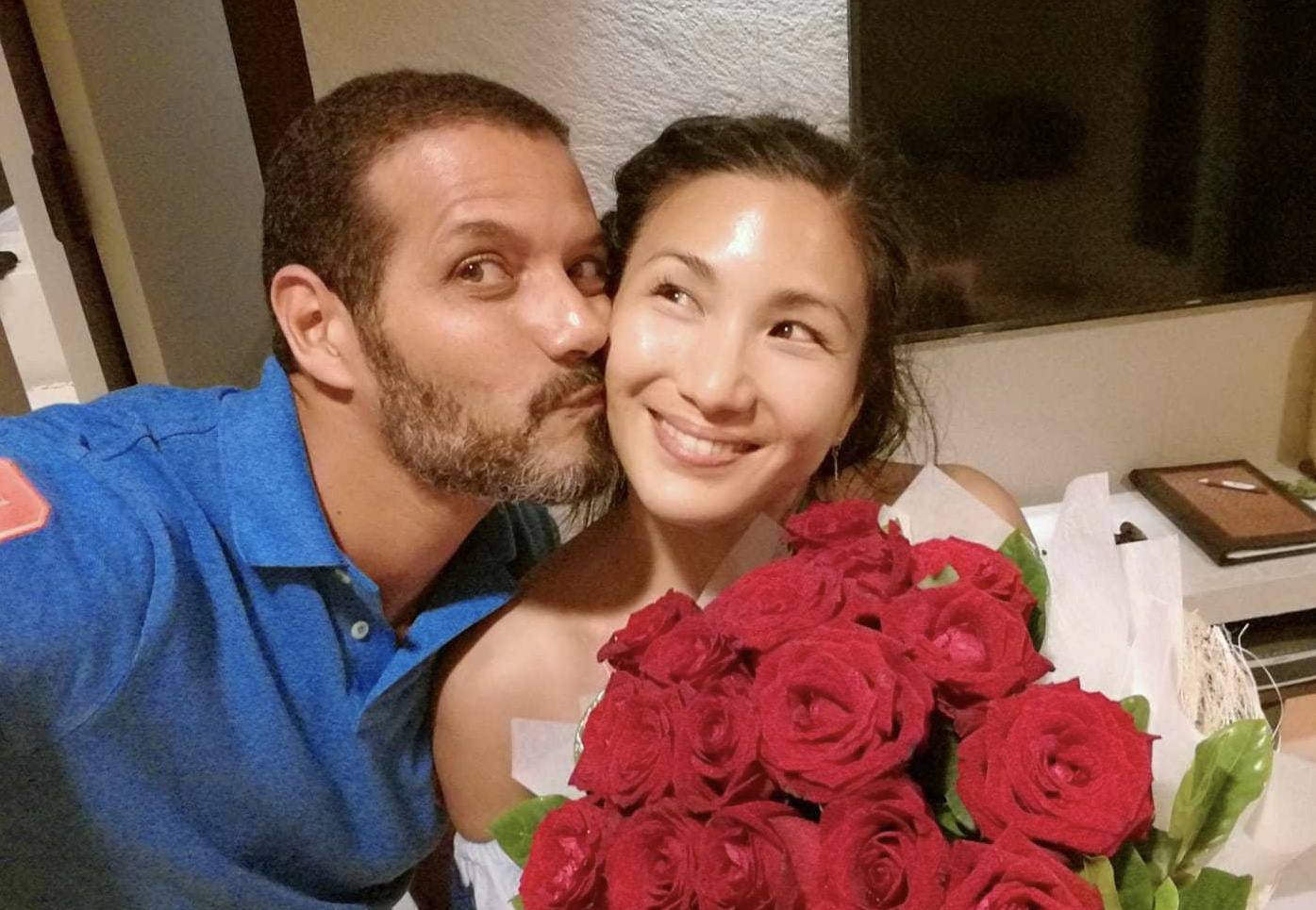 原子鏸港姐视频,原子鏸和郑佩佩什么关系