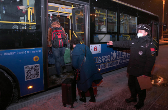 冰城公安用行动在哈东站筑起一道疫情防控安全防线