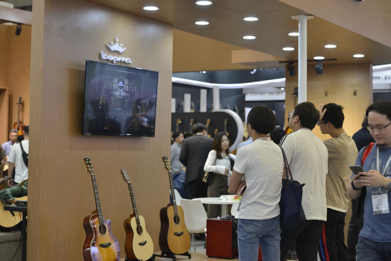 学习吉他弹唱初学只要平凡,练吉他练到不用谱就能弹出好曲子