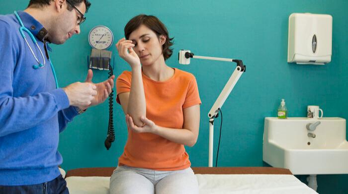 肩关节脱位患者需进行复位治疗，警惕再脱位的发生，给予制动治疗