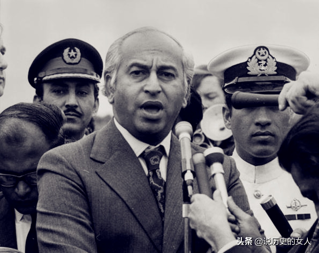 巴基斯坦总理“铁蝴蝶”贝·布托：35岁做总理，54岁遭*杀暗**