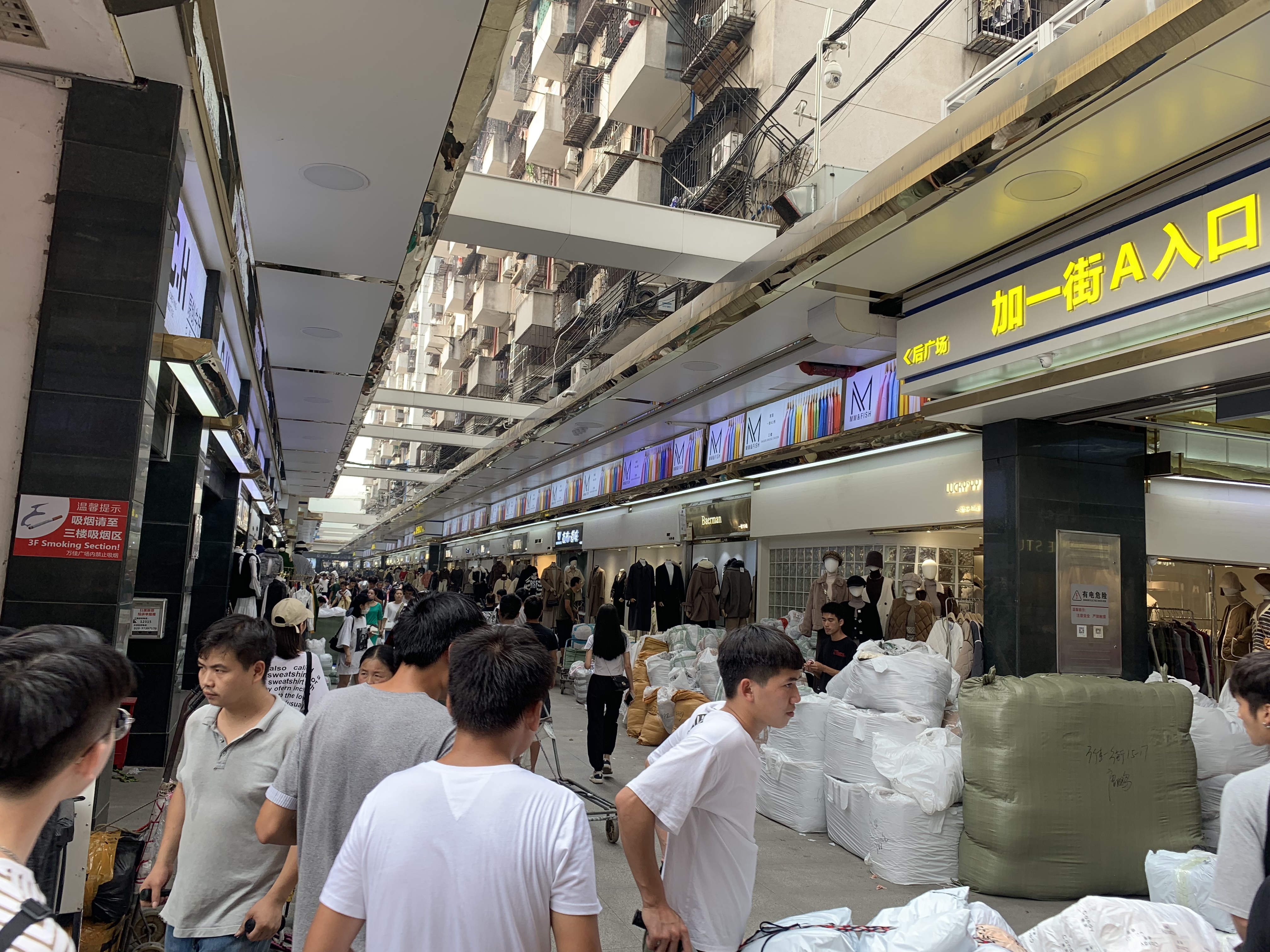 为什么服装批发价格那么贵,为啥批发市场有的衣服几块钱