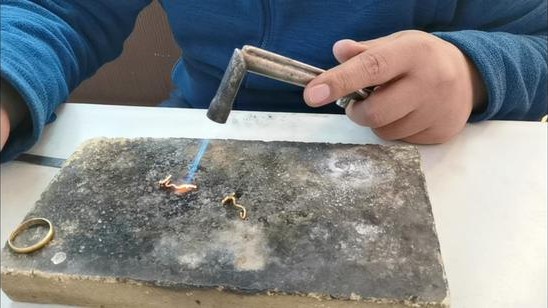 纯金耳钉弯钩断了可以修吗,黄金弯钩耳钉断了能焊接上吗