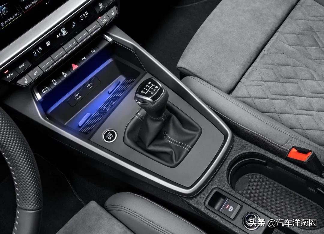 宝马换新车标了！蓝天白云帅炸，以后黑白标只代表低端宝马车主？