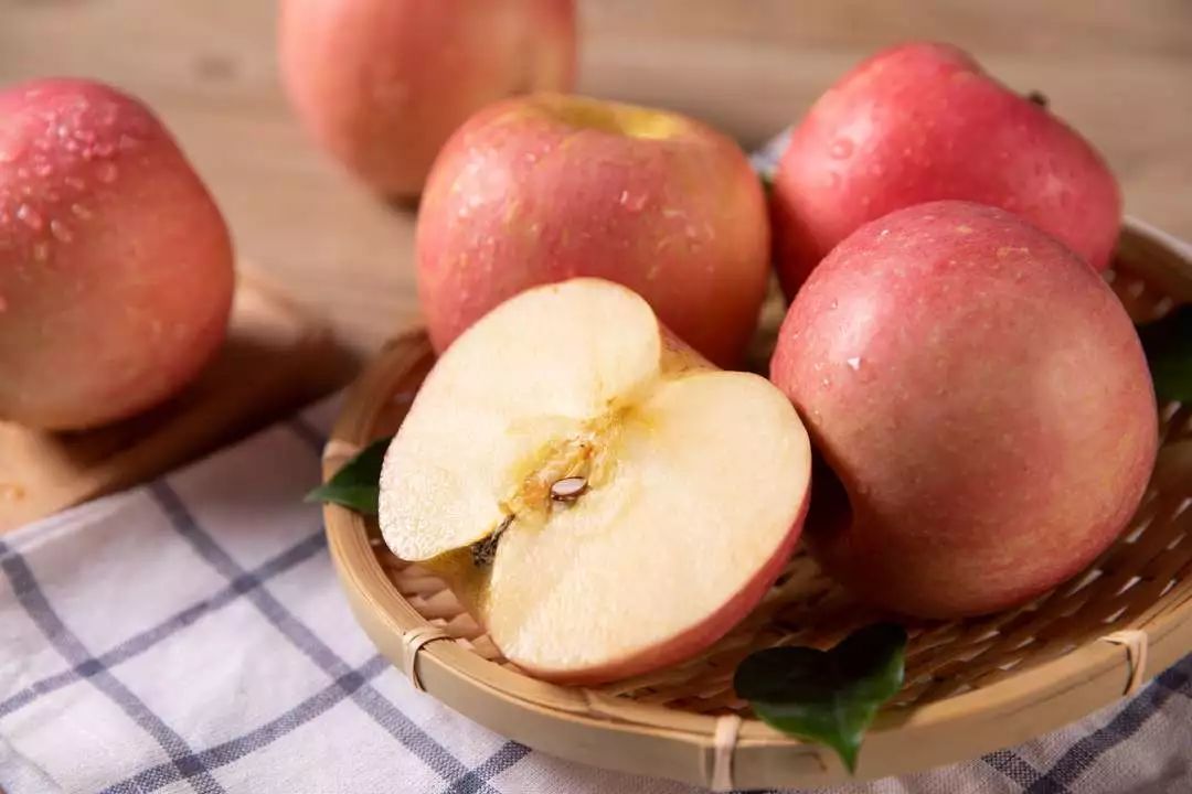 吃了苹果的籽后会中毒吗,苹果籽吃了能致死吗