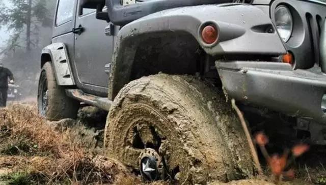 车遇泥泞道路怎么办,开车过泥泞路段正确的方法