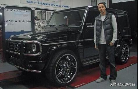 NBA巨星从不差钱：詹皇18岁开2003悍马H2