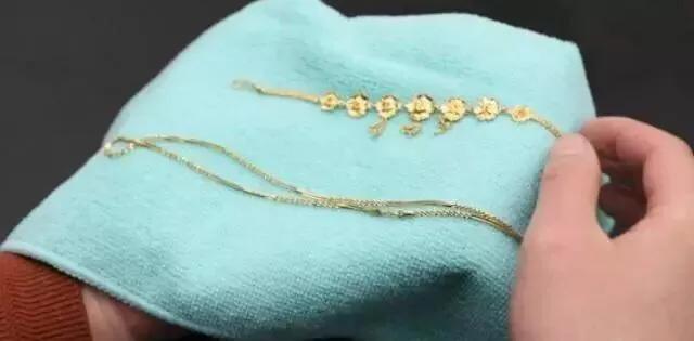 金首饰变得脏旧，教你一招不用去金店也能光泽如新。