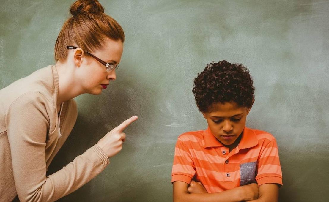 作为家长孩子犯错我们该怎么做,家长怎么正确的面对孩子的失误