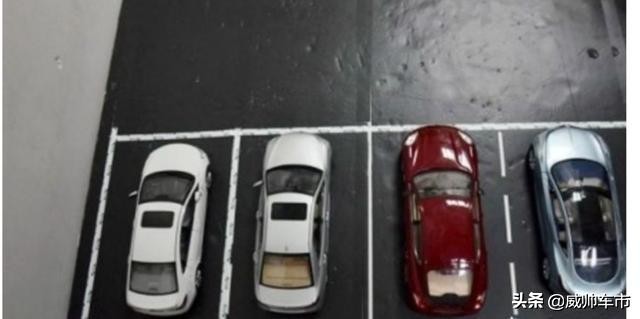 倒车入库两边都有车怎么能倒进去,倒车入库怎样防止刮蹭到两边的车