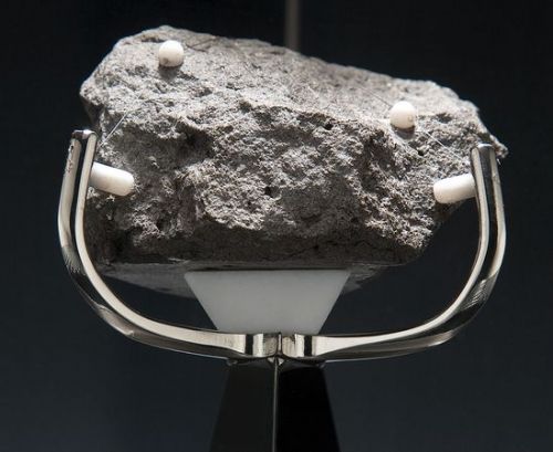 月亮起源的演化过程,月亮的特征资料有哪些呢