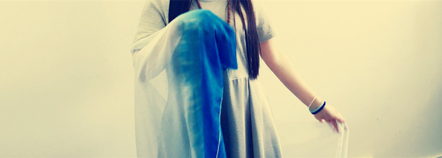 戴一只银手镯在右手还是左手上好,戴一个银手镯和一条手链