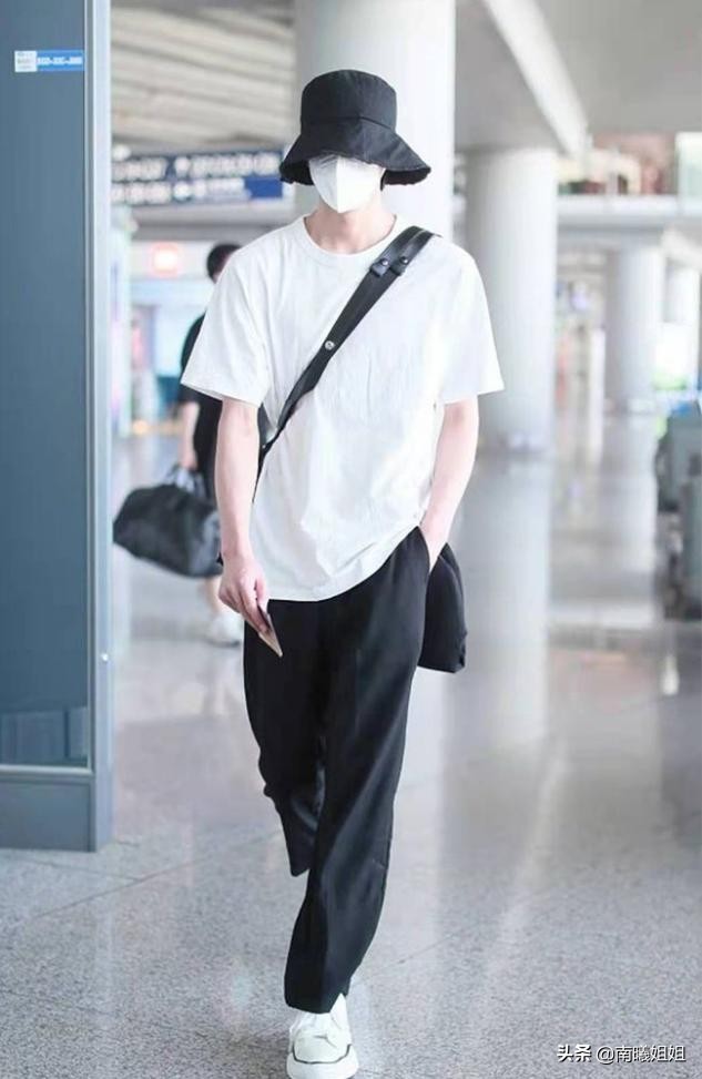 男人过了40岁,买短袖要谨记“3不要”,显得俗气廉价,谁穿谁丑